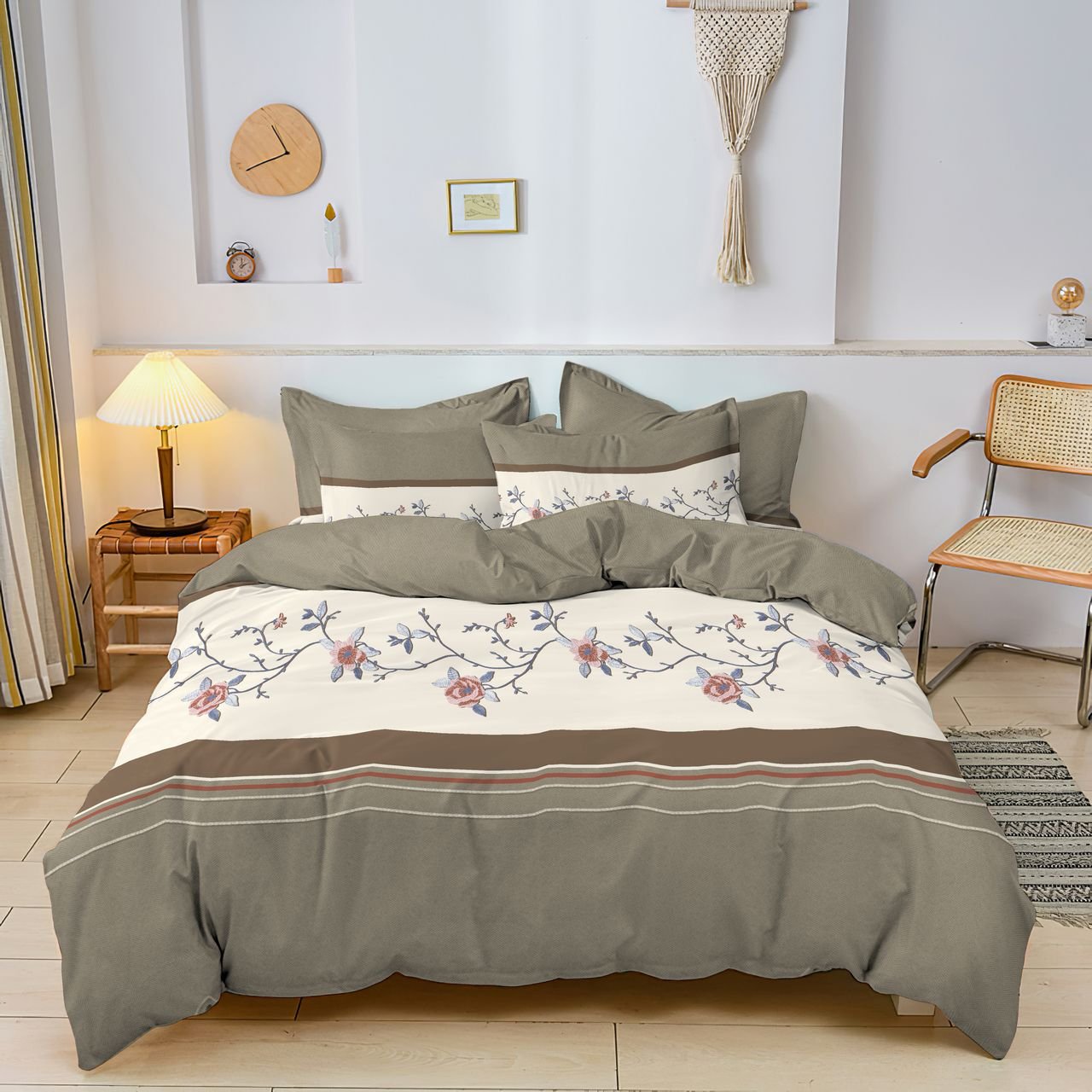 CAT 4 2 Bed Sheets & 4 Cushions Set